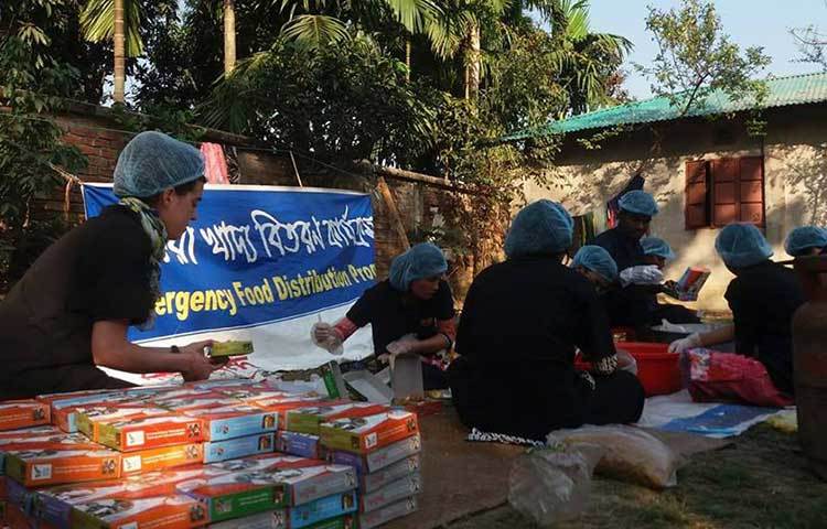 বিরামহীন কাজ করে যাচ্ছেন কর্মীরা। উদ্দেশ্য একটাই পথশিশুদের মাঝে খাবার পৌঁছে দেয়া।