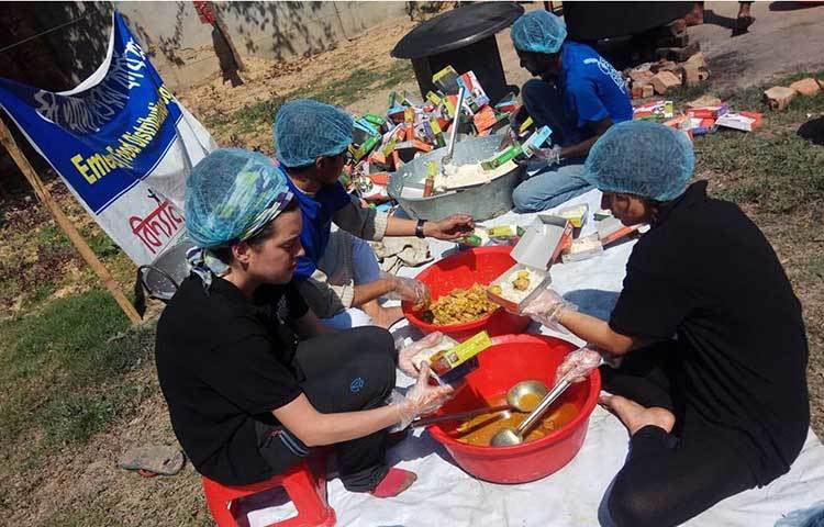 পরিষ্কার-পরিচ্ছন্নতার সঙ্গে পথশিশুদেও জন্য প্রতিটি প্যাকেটে খারার ভরা হচ্ছে।