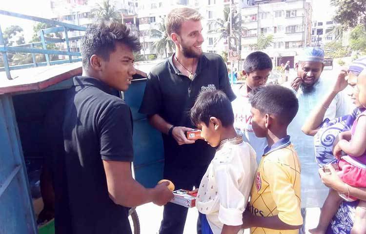 পথশিশুদের মাঝে এক টাকায় তেহারী বিতরণ করা হচ্ছে।