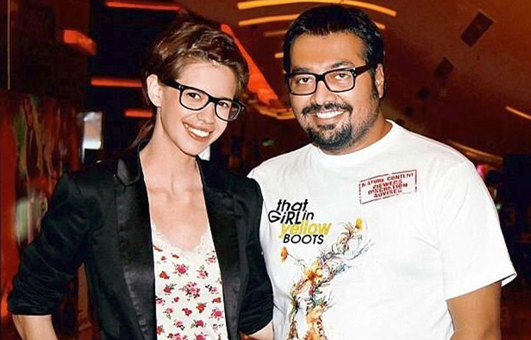 অনুরাগ কাশপ-কল্কি কোয়েচলিন : ২০১১ সালে বিয়ে হয় কল্কি এবং অনুরাগের। কিন্তু, বিভিন্ন সময়ে বিভিন্ন অভিনেত্রীর সঙ্গে নাম জড়ায় পরিচালক অনুরাগ কাশপের। শোনা যায়, বিবাহবহির্ভূত সম্পর্কের কারণেই কল্কির সঙ্গে বিচ্ছেদ হয়।