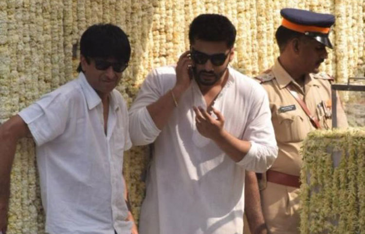 শোক বিহবল মনে অর্জুন কাপুর।