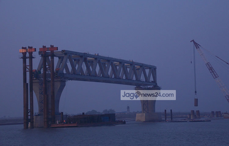 দিন-রাত সমান তালে এগিয়ে চলছে পদ্মা সেতুর নির্মাণের কাজ। ছবি : রবিউল ইসলাম পলাশ