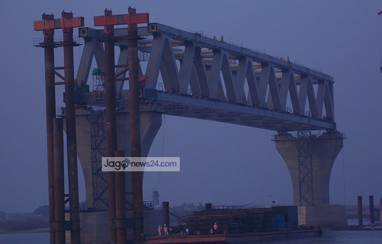 নানা চড়াই-উতড়াই আর দীর্ঘ অপেক্ষার পর তৈরি হচ্ছে স্বপ্নের সেতু। ছবি : রবিউল ইসলাম পলাশ