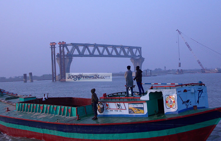 ট্রলারে চড়ে পদ্মা সেতুর নির্মাণ কাজ দেখছেন দুই দর্শনার্থী। ছবি : রবিউল ইসলাম পলাশ