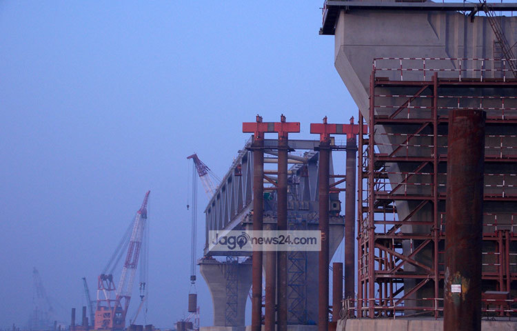 মজবুত ভিত্তির উপর গড়ে উঠছে পদ্মা সেতু। ছবি : রবিউল ইসলাম পলাশ