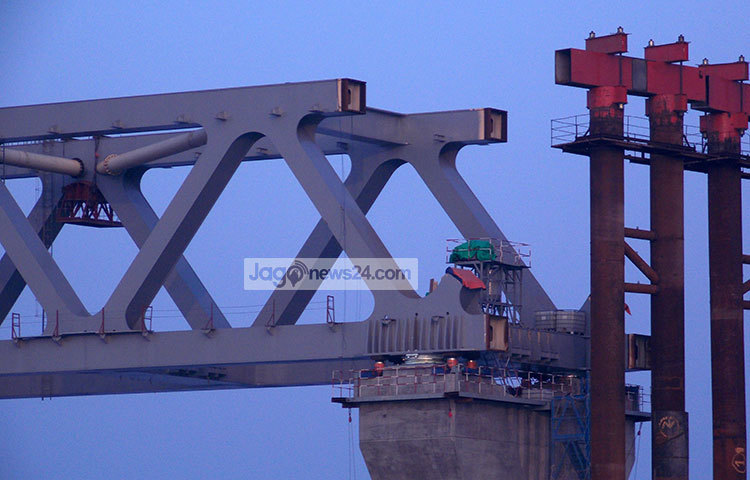 অত্যাধুনিক প্রযুক্তি ব্যবহার করে তৈরি হচ্ছে দেশের সবচেয়ে দীর্ঘ এই পদ্মা সেতু। ছবি : রবিউল ইসলাম পলাশ