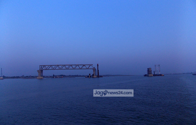 দূর থেকে ক্যামেরায় ধারণ করা হয়েছে পদ্মা সেতুর ছবি। ছবি : রবিউল ইসলাম পলাশ