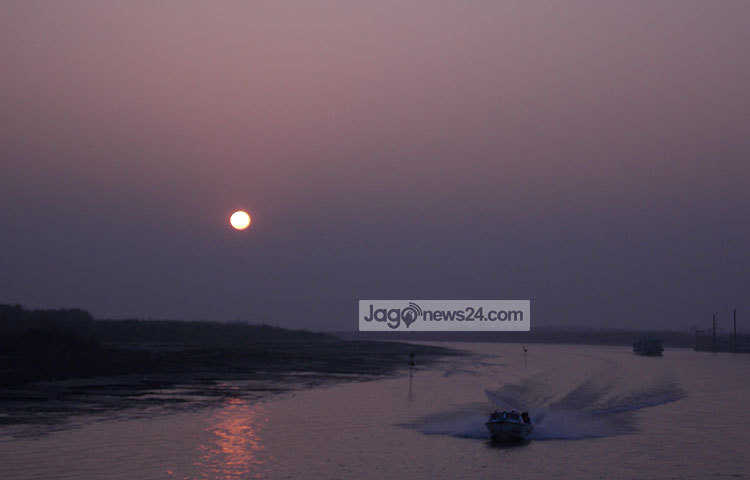 আর কিছুক্ষণ পরে ডুবে যাবে সূর্য। এমন সময় স্পীড বোডে পদ্মা পাড়ি দিচ্ছে একদল ব্যস্ত মানুষ।