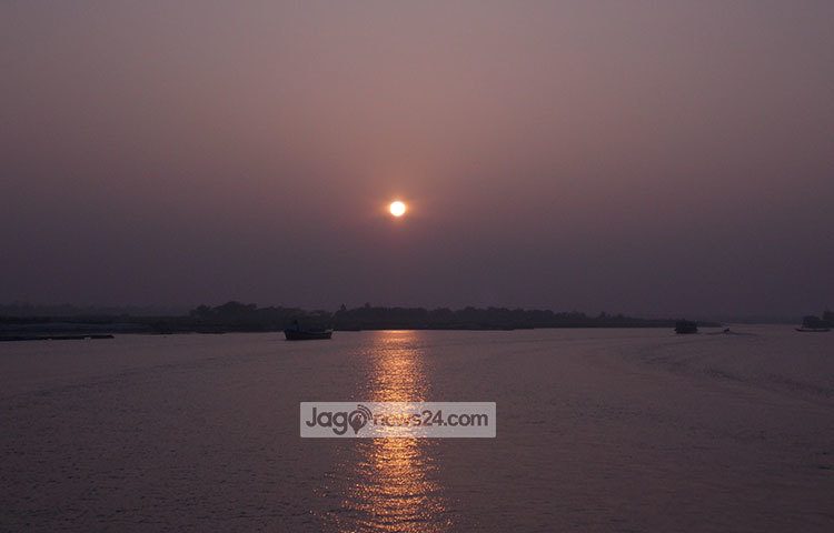 সূর্যের শেষ বিকেলের আলো পদ্মার বুকে পড়ে আরো মায়াবতী করেছে পদ্মাকে। ছবি : রবিউল ইসলাম পলাশ