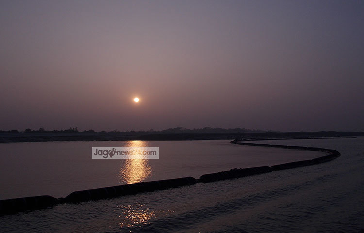 শীতের মাঝে পদ্মার দৃশ্য। চারদিক যেন ঘুমিয়ে পড়েছে। ছবি : রবিউল ইসলাম পলাশ