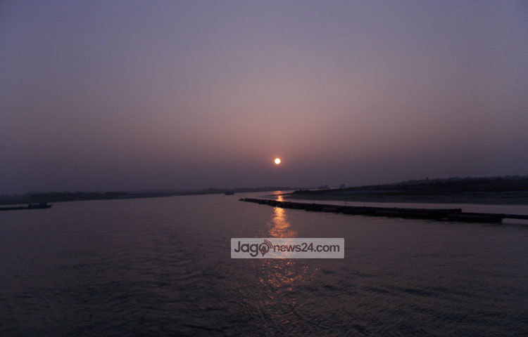 সূর্যকে বিদায় জানানোর অপেক্ষায় আছে পদ্মার শান্ত জল। ছবি : রবিউল ইসলাম পলাশ