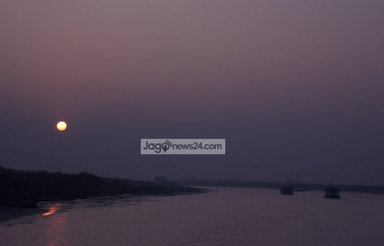 পদ্মার বুকে কুয়াশার বুক চিড়ে লঞ্চ ছুটে যাচ্ছে। ছবি : রবিউল ইসলাম পলাশ