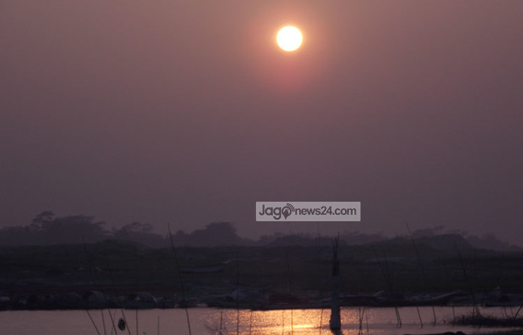 কুয়াশার চাদর জড়িয়ে আছে পদ্মার তীর। ছবি : রবিউল ইসলাম পলাশ