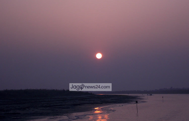 শেষ বিকেলের সূর্যটাকে সোনার থালার মত মনে হচ্ছে। ছবি : রবিউল ইসলাম পলাশ