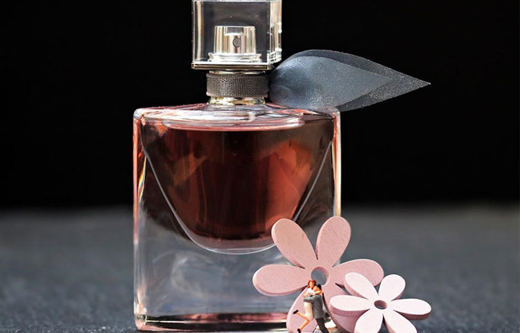 অ-ডি-টয়লেট (ইডিটি)-এর থেকে অ-ডি-পারফিউম (ইডিপি)-এর গন্ধ বেশি দীর্ঘস্থায়ী।