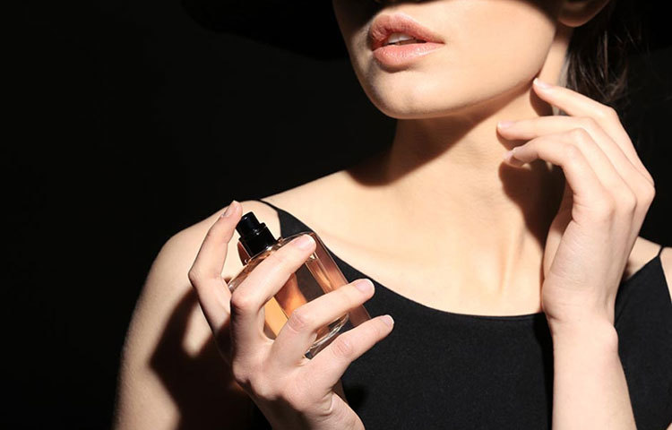 বিভিন্ন গন্ধের পারফিউম পর পর স্প্রে করবেন না। এতে গন্ধ বুঝতে সমস্যা হয়।