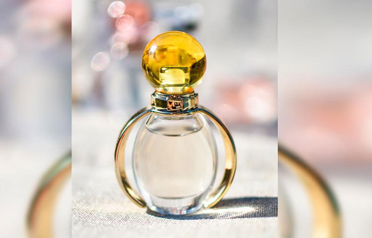 অনেকে পারফিউমের উপরের লেখা দেখে পারফিউমের ব্যপারে ধারণা তৈরি করে নেন। একশোটির বেশি উপাদান দিয়ে তৈরি হয় পারফিউম, যার প্রত্যেকটির নাম উল্লেখিত থাকে না পারফিউমের বোতলের গায়ে।