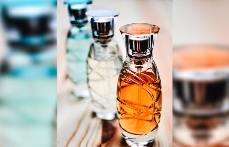 একই পারফিউমের সুগন্ধ এক একজন মানুষের ক্ষেত্রে এক এক রকম লাগবে। কারণ স্বাভাবিক দেহগন্ধের সঙ্গে বিক্রিয়ায় সেই সুগন্ধি ভিন্ন ভিন্ন গন্ধে প্রতিভাত হবে।