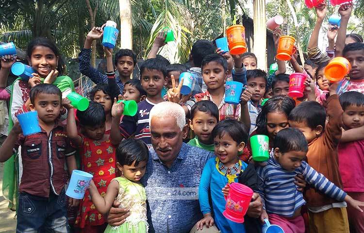 কাউখালীতে প্রতিবন্ধী কল্যাণ সংস্থার উদ্যোগে এ উপজেলা প্রতিবন্ধী কল্যাণ সংস্থার সভাপতি আঃ লতিফ খসরু শিশুদের মাঝে বিভিন্ন উপহার বিতরণ করছেন। ছবি : হাসান মামুন