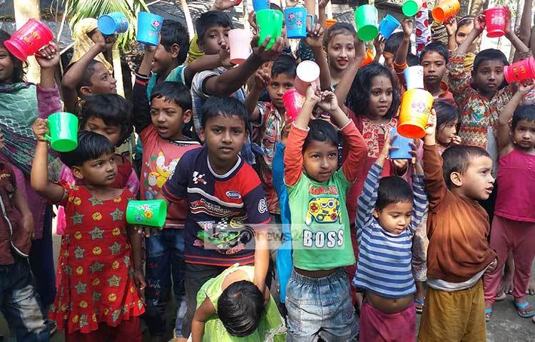 গতকাল এই শিশুরা ক্রীড়া ও সাংস্কৃতিক অনুষ্ঠানে অংশ নেয়। ছবি : হাসান মামুন