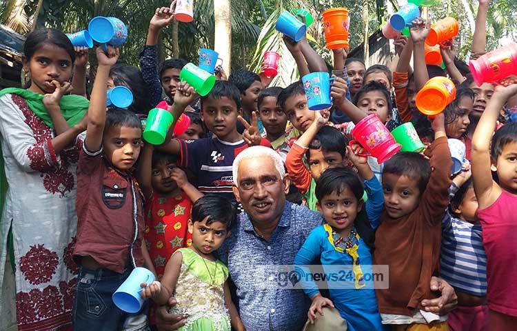 পুরস্কার পেয়ে আনন্দিত শিশুরা। ছবি : হাসান মামুন