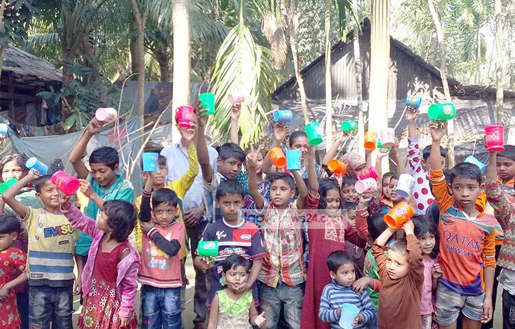 পুরস্কার প্রদানের পর ফটোসেশনে অংশ নেয় শিশুরা। ছবি : হাসান মামুন