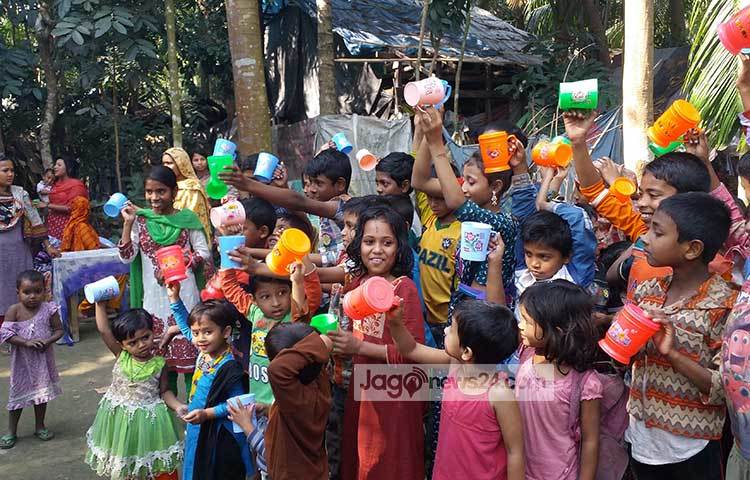 শিশুদের নিয়ে এমন আয়োজন করায় গ্রামবাসী খুবই খুশি। ছবি : হাসান মামুন