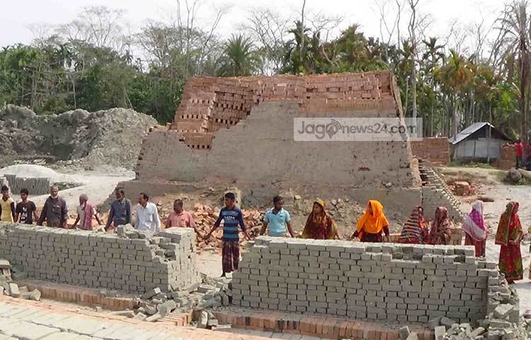 শুক্রবার সকলে ক্ষতিগ্রস্থ ফসলী জমির মালিক ও স্থানীয় নারী-পুরুষ নির্বিশেষে এই অবৈধ ভাটা বন্ধের দাবিতে ত্রিশ মিনিটের মানববন্ধন করেছেন ভাটার সামনে। ছবি : হাসান মামুন