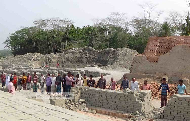 মানববন্ধনের আগে গ্রামবাসীরা প্রশাসনকে অভিযোগ দিলেও কোনো কাজ হয়নি। ছবি : হাসান মামুন