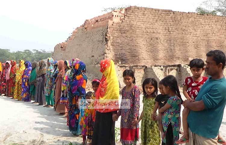 ফসলী মাঠে গিয়ে দেখা গেল, স্থানীয় অন্তত শতাধিক নারী-পুরুষ ও গ্রামবাসী ‘কেবিআই’ ইটভাটা বন্ধের দাবিতে শুক্রবার মাঠে এসে মানববন্ধন করেছেন। ছবি : হাসান মামুন