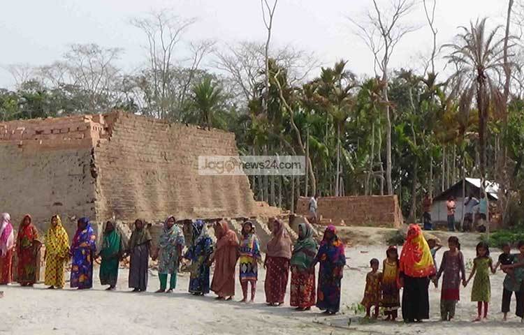 ইটভাটা সংলগ্ন বসত ভিটার বিভিন্ন ফলদ ও বনজ বৃক্ষ ভাটার আগুনে ঝলসে বিবর্ণ হয়ে গেছে। ছবি : হাসান মামুন