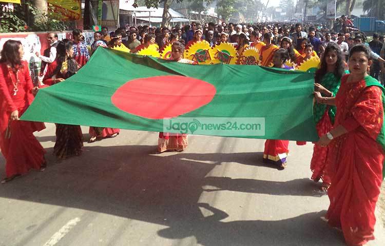 জাতীয় পতাকা নিয়ে র‌্যালি করছে পিরোজপুরের ছাত্রলীগ। ছবি : হাসান মামুন