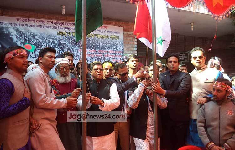 ছাত্রলীগের ৭০তম প্রতিষ্ঠা বার্ষিকী উপলক্ষে জাতীয় পতাকা ও দলীয় উত্তোলন করা হয়। ছবি : হাসান মামুন