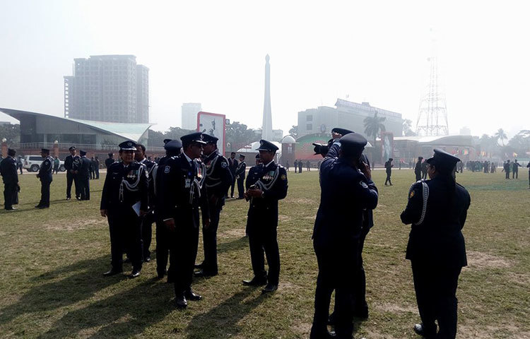পুলিশ সপ্তাহ উপলক্ষে রাজারবাগ পুলিশ লাইন্সের মাঠে একত্রিত হয়েছেন পুলিশ কর্মকর্তারা।