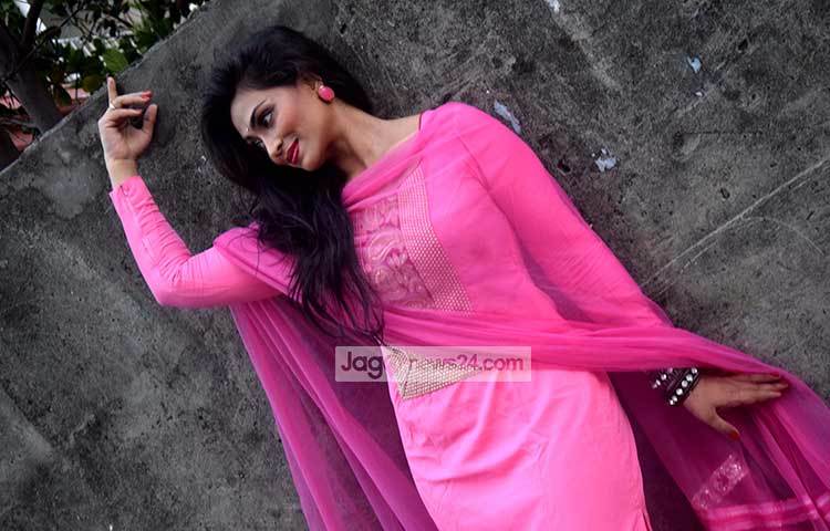 আপন মনে সময় কাটাচ্ছেন পপি। জাগো নিউজের ক্যামেরায় সম্প্রতি বন্দি হয়েছেন তিনি। ছবি : মাহবুব আলম