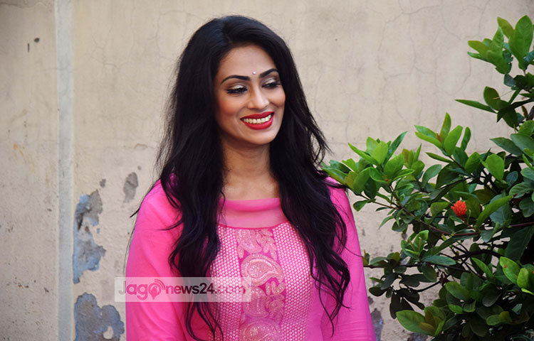 হাস্যোজ্বল পপি। একলা আপন মনে গাছ আর ফুলের সাথে কথা বলছেন বুঝি পপি! ছবি : মাহবুব আলম