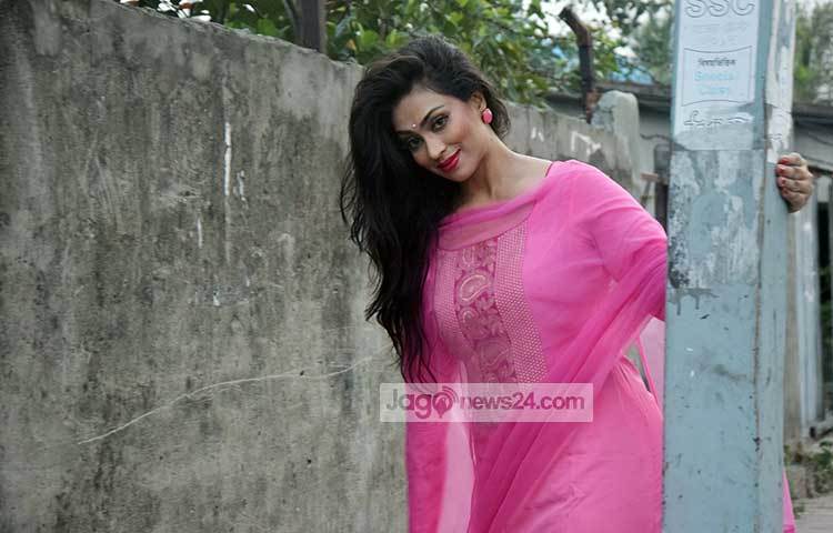 খোলা চুলে, হাসি মুখে ক্যামেরার মুখোমুখি পপি। ছবি : মাহবুব আলম