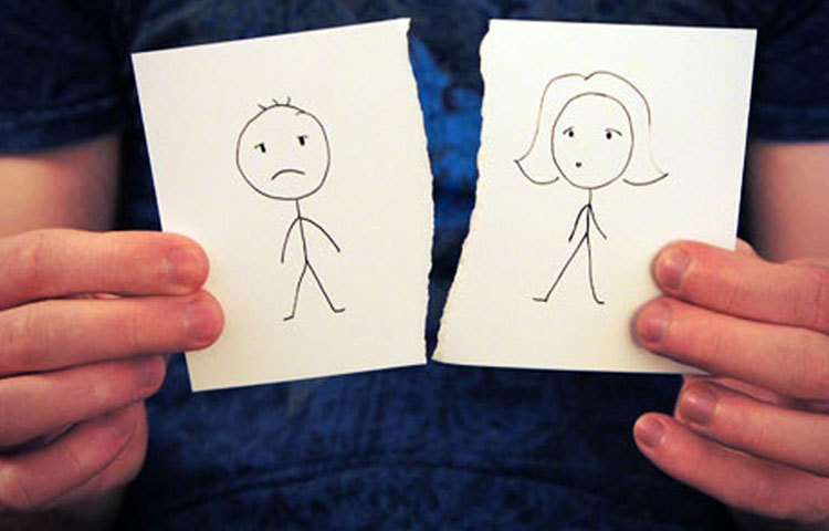 এক সময়ে একে অপরের প্রতি তীব্র ভাললাগা থেকে সম্পর্ক গড়ে উঠলেও সময়ের সঙ্গে সঙ্গে খারাপ লাগা সামনে আসতে শুরু করে। বোঝা যায় একে অপরের থেকে কতটা আলাদা। দূরত্ব বাড়তে থাকে। যা অনেক সময়ই বিবাহ বহির্ভূত সম্পর্কের জন্ম দেয়।