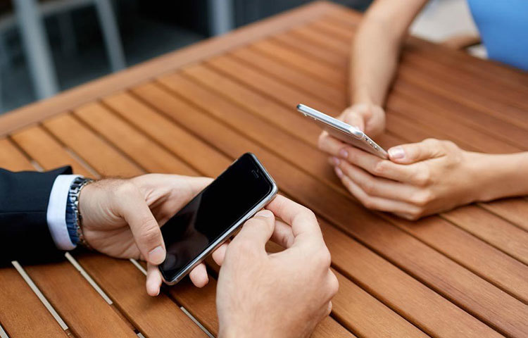 প্রতিদিনের জীবন অনেক সময়ই এরঘেয়ে হয়ে ওঠে। স্বামী বা স্ত্রীর সঙ্গে সম্পর্কের বাইরে শুধুমাত্র উত্তেজনা খুঁজতে বিবাহ বহির্ভূত সম্পর্কে জড়িয়ে পড়েন অনেকে।