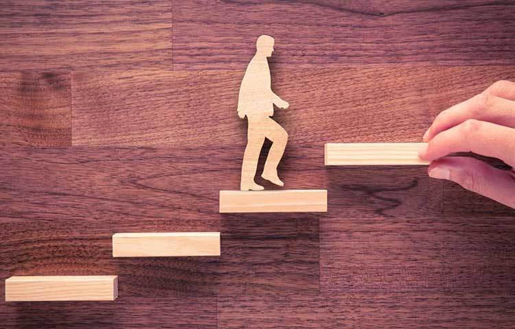 কিছু মানুষ রয়েছেন যারা ক্যারিয়ারে উন্নতির জন্যই শুধু সম্পর্কে জড়াতে পারেন। এদের থেকে দূরে থাকুন। এরা সম্পর্ককে উন্নতির সিঁড়ি হিসেবে দেখেন।