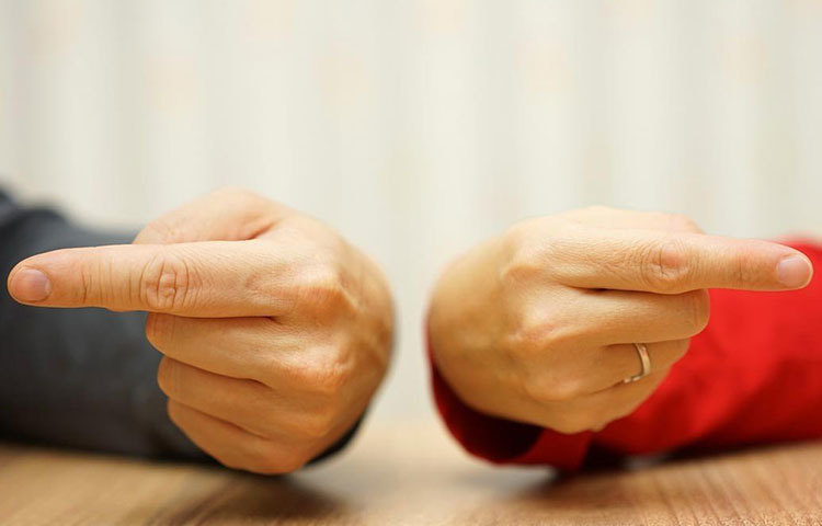 কঠিন পরিস্থিতি জীবনে মানুষ চেনায়। জীবনে যখন খারাপ সময় আসে তখন যদি দু’জনের মূল্যবোধে আকাশ-পাতাল ফারাক থাকে তবে ধীরে ধীরে দূরত্ব তৈরি হয়। এর থেকে বিবাহ বহির্ভূত সম্পর্ক তৈরি হতে পারে।