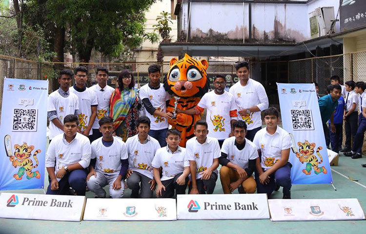 ক্রিকেটের মাসকট ‘টিঙ্গা’র নিয়ে ফটোসেশনে শিক্ষার্থীরা। খুদে ক্রিকেটারদের উৎসাহ যোগাতে এবং স্কুল শিক্ষার্থীদের মধ্যে ক্রিকেট জনপ্রিয় করতে ব্যতিক্রমী উদ্যোগ নেয় স্কুল ক্রিকেটের পৃষ্ঠপোষক প্রাইম ব্যাংক লিমিটেড।