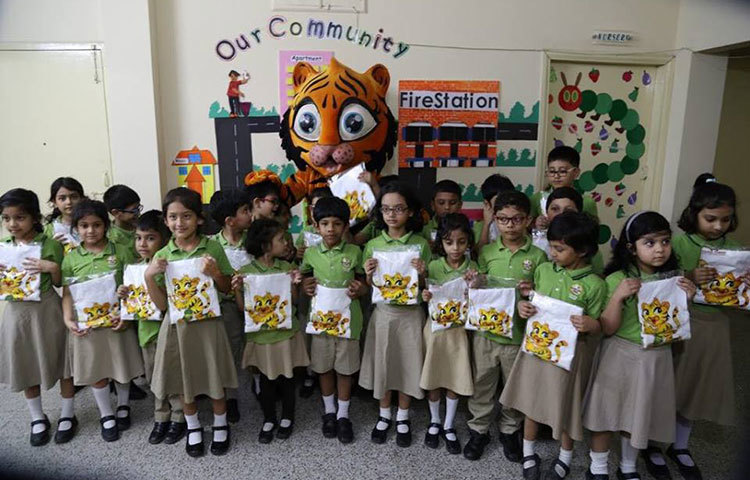 গেঞ্জির প্যাকেট হাতে শিক্ষার্থীরা।