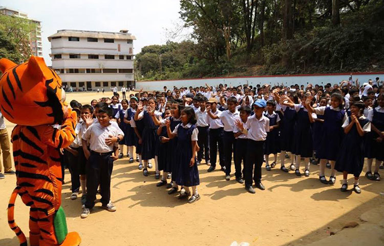 ১৪ মার্চ টিঙ্গা জাতীয় দলের ওপেনার তামিম ইকবালের স্কুল হিসেবে পরিচিত চট্টগ্রামের সানশাইন গ্রামার স্কুলে শিক্ষার্থীদের সঙ্গে সময় কাটায়। খুদে বাঘ ‘টিঙ্গা’কে কাছে পেয়ে খুদে শিক্ষার্থীরা তার সঙ্গে ক্রিকেট খেলায় মেতে ওঠে।