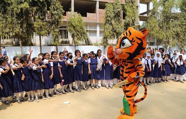 ‘টিঙ্গা’র আকস্মিক আগমনে স্কুলের শিক্ষার্থীরা উল্লাসে ফেটে পড়ে।
