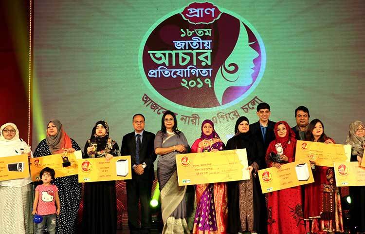 পুরস্কার প্রাপ্তদের সঙ্গে ফটোসেশন। ছবি : বিপ্লব দিক্ষিৎ