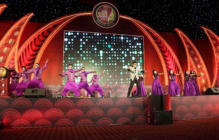 প্রাণ জাতীয় আচার প্রতিযোগিতার পুরস্কার বিতরণের অনুষ্ঠানে সাংস্কৃতিক আয়োজন পর্বে নৃত্য পরিবেশনে অংশ নেন চিত্রনায়ক ফেরদৌস। ছবি : বিপ্লব দিক্ষিৎ