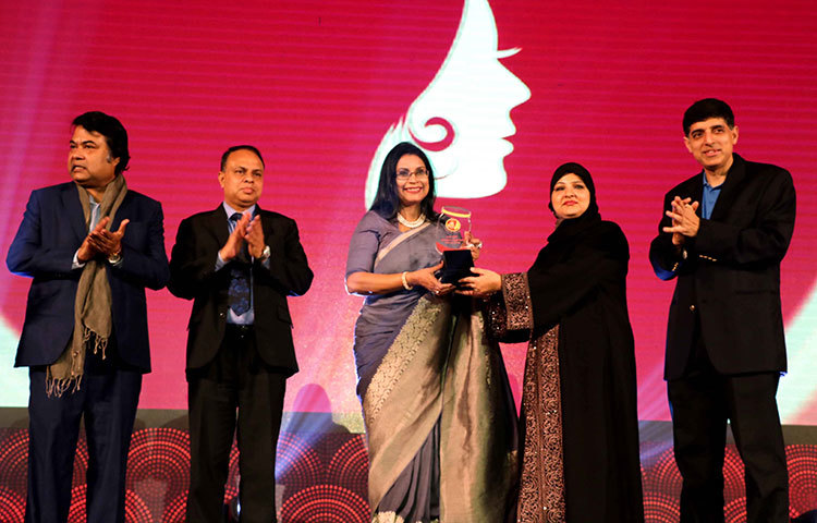 পুরস্কার বিতরণ করছেন বিশিষ্ট রবীন্দ্রসংগীত শিল্পী রেজয়োনা চৌধুরী বন্যা। ছবি : বিপ্লব দিক্ষিৎ
