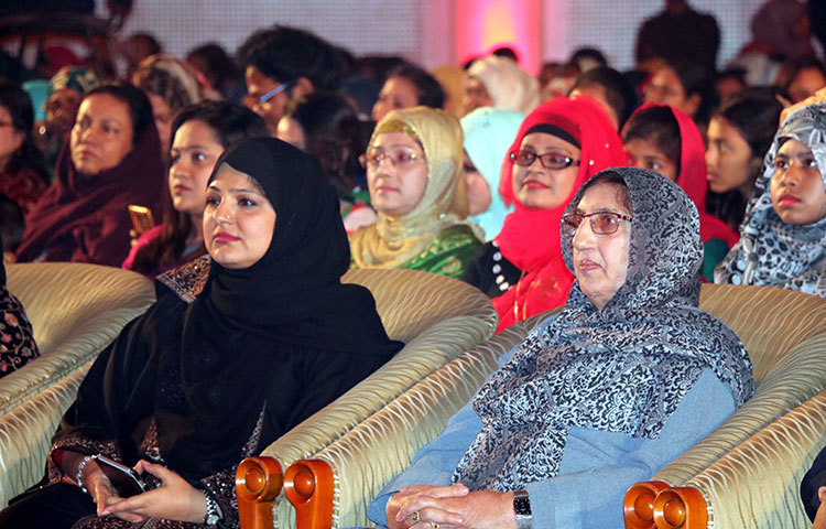 সাংস্কৃতিক অনুষ্ঠান মুগ্ধ হয়ে উপভোগ করছেন সবাই। ছবি : বিপ্লব দিক্ষিৎ