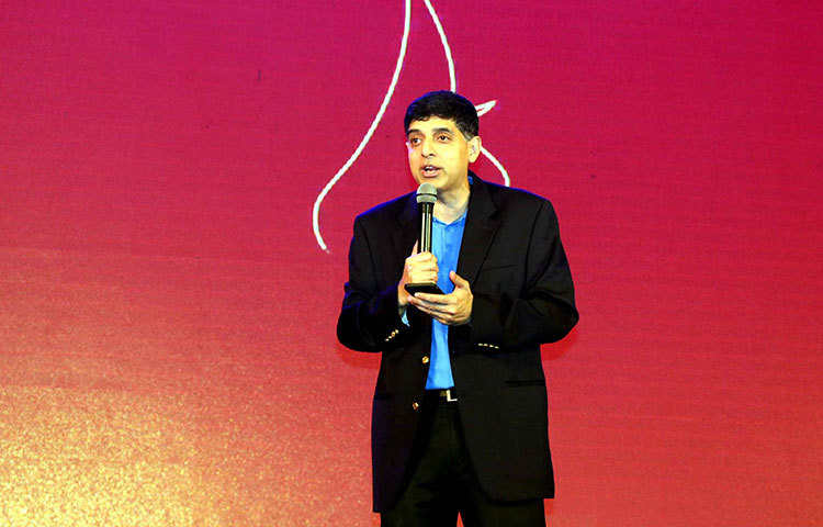 প্রাণ জাতীয় আচার প্রতিযোগিতায় অংশগ্রহণকারীদের উদ্দেশে বক্তৃতা করছেন প্রাণ-আরএফএল গ্রুপের চেয়ারম্যান ও প্রধান নির্বাহী কর্মকর্তা আহসান খান চৌধুরী। ছবি : বিপ্লব দিক্ষিৎ